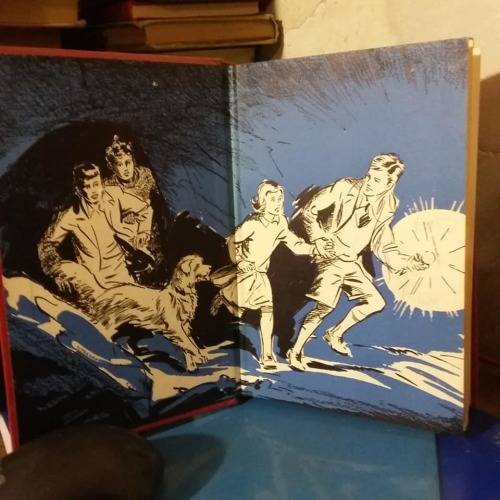 BLYTON, Enid - Five Go Adventuring Again - [Famous Five # 2] - (Hardcover)