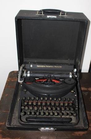 Beautiful Remington Noiseless Portable Typewriter. COURIER GUY R100