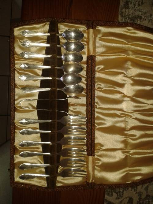 EPNSA Tea spoons, cake forks and sugar tongs