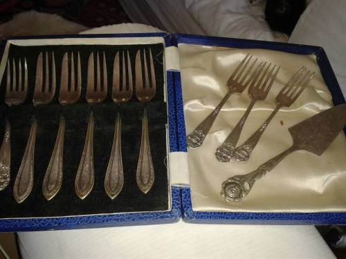 Selection of 9 EPNS cake forks and one small cake lifter