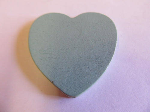 GREEN HEART WOODEN PENDANT-CHEAP COURIER DELIVERY