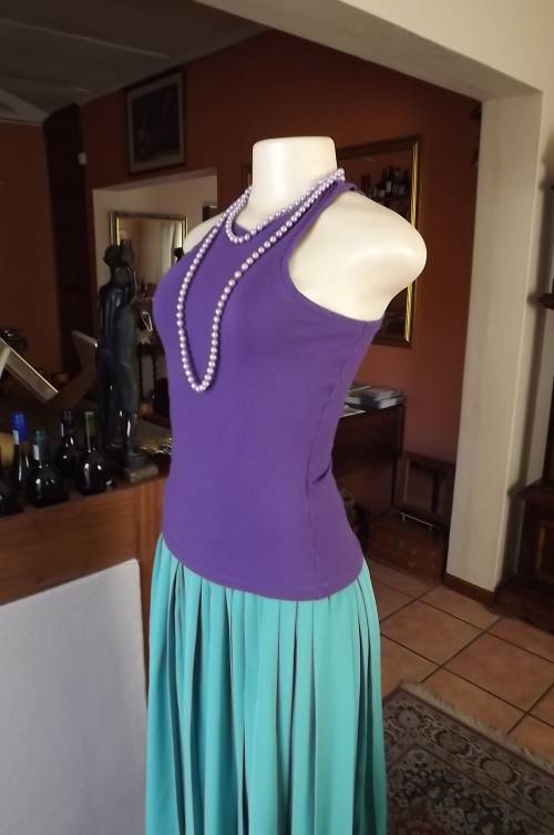 Dark purple RT top in stretch cotton size 32/8.See scans.In good condition.