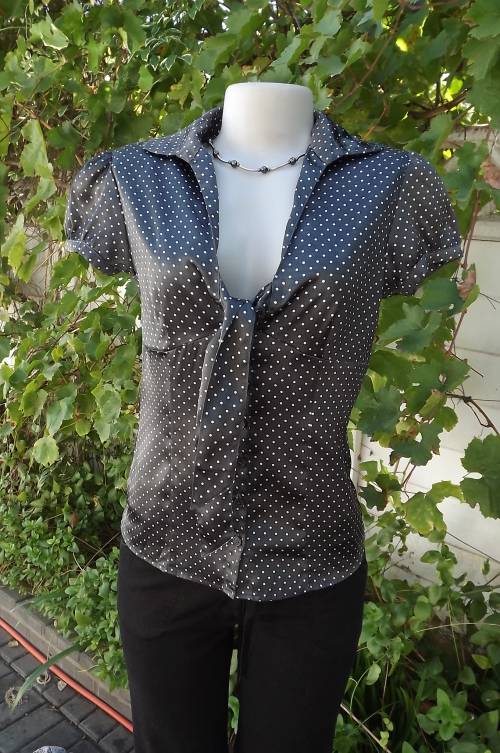 Pretty satin like charcoal grey and white polka dot fitted top size 32/8 by RT.Capped sleeves.