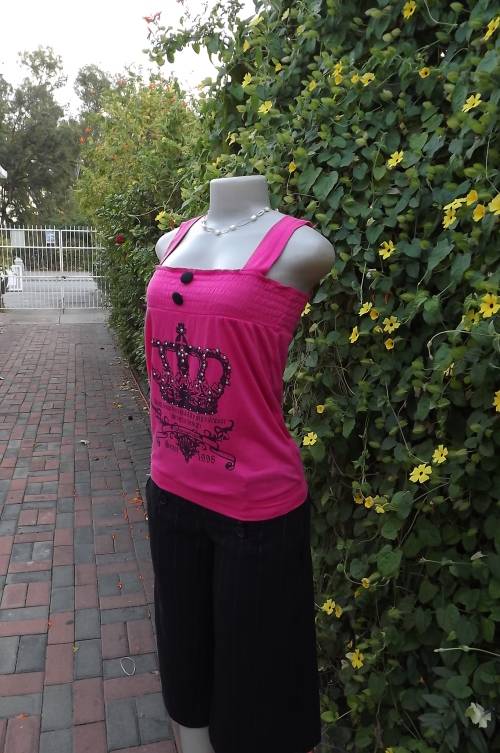 Hot pink strappy top.Black printed crown on front with embellishment.Size 32/8 by Q Hang.