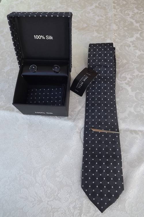 Beautiful 100% Silk 5 piece tie set.Handmade by Sam Well.Tie,cuff links,tie clip,hanky and box