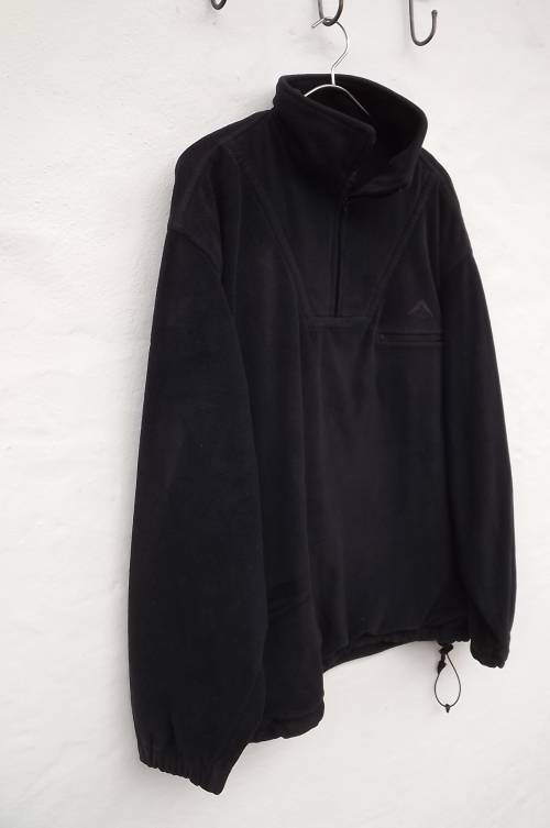 Stunning "K.WAY" black Thermalator men's pullover top in size Large.Short zip on front with collar