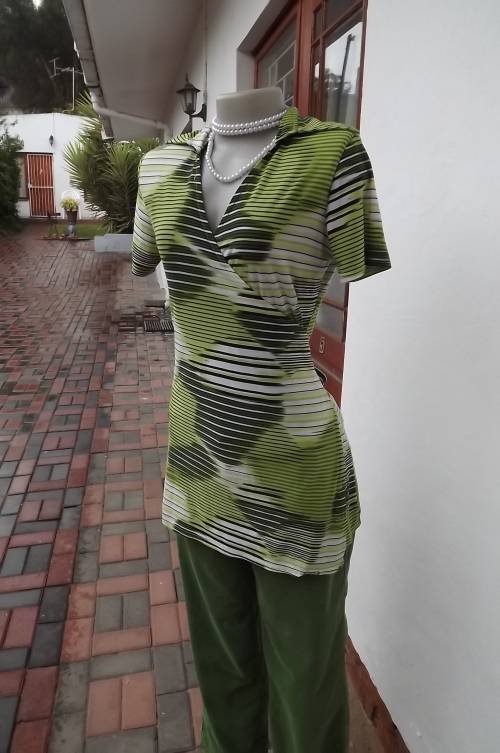 Beautiful long fold over top in horizontal graphic stripe design.Size 36/12.Good condition.