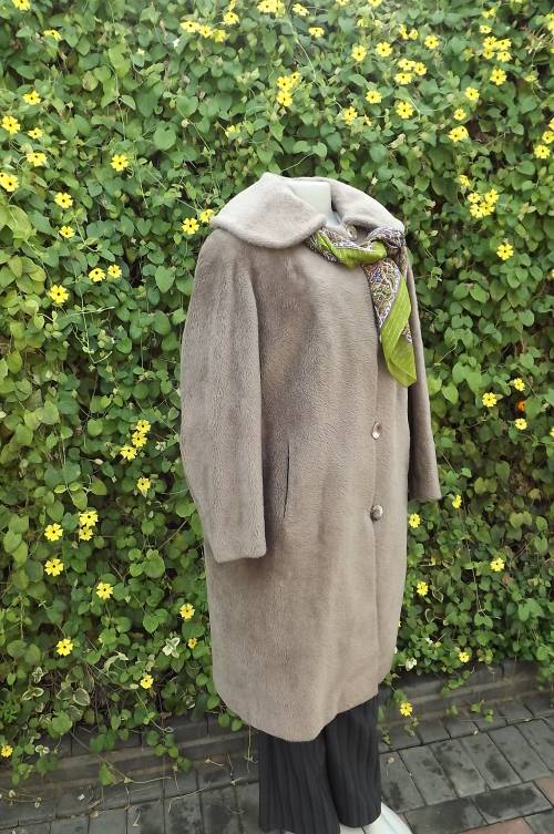 A dream coat! By "Furlon",master furriers Faux Fur in size 38/14.Amazing back.Wide collar