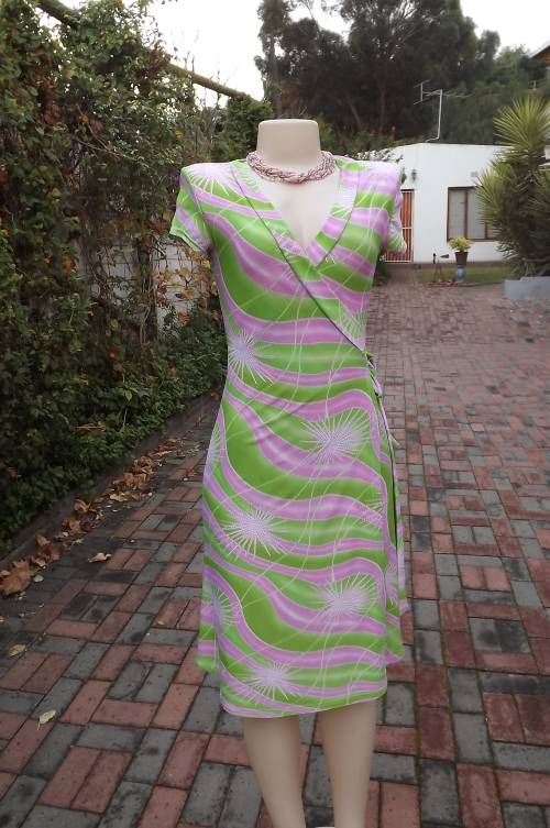 Wear-anywhere wrap a round capped sleeve dress in silky stretch polyester size 32/8.By Audacity
