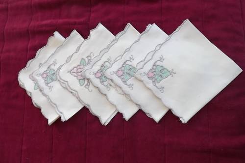 Vintage cream cotton napkins.Set of 6. Scolloped embroidered edges.Applique flower in pink and green