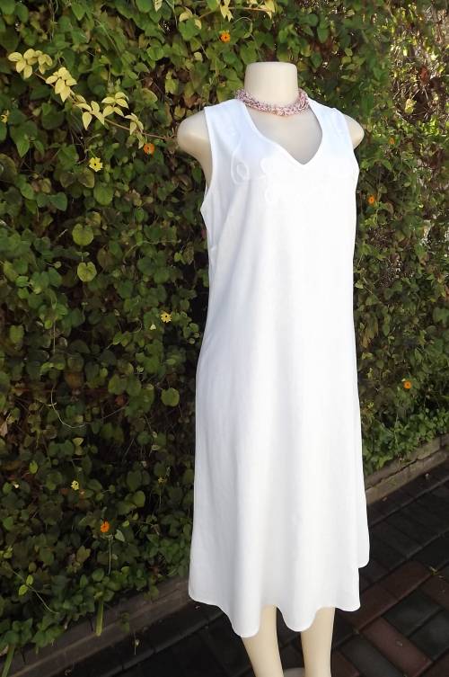 Plain white shift dress in 70% viscose and 30% linen with V neck front.Size 36/12 by Image