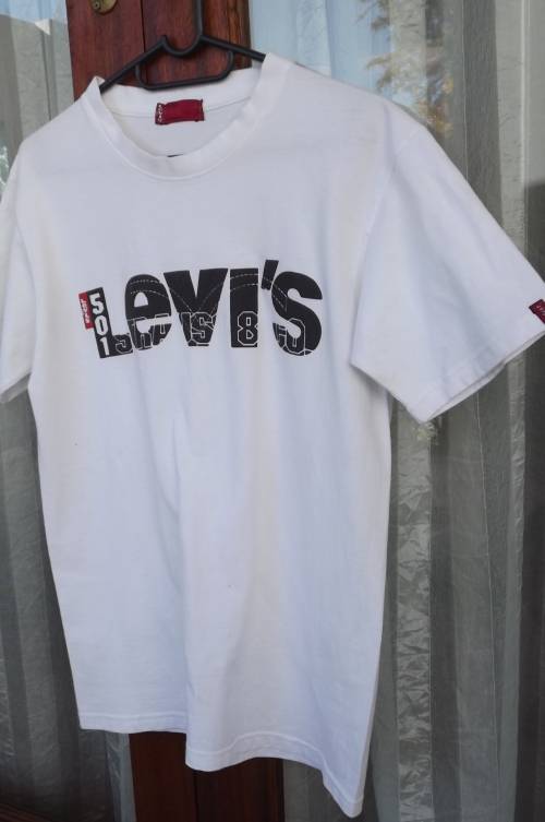 White Levi T shirt with short sleeves.Ladies 34/10.Made in Thailand.Chest 95cm.Unisex