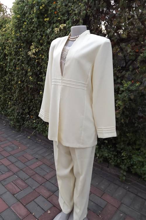 Stunning corn collar 2 piece pantsuit by Milady's in size 40/16.Comfortable straight legged pants