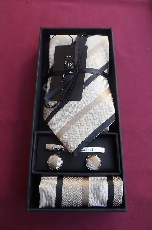 Elegant 100% silk handmade 5 piece tie set.Width 8cm