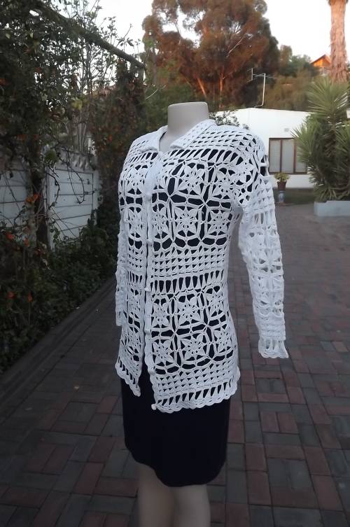 Fabulous white cotton crocheted long sleeve jacket.Size 34/10.Loose floral pattern. With collar.
