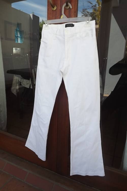 Stunning white Truworths man pants in size 28 middle 71cm.In cotton and lycra with bootlegs.