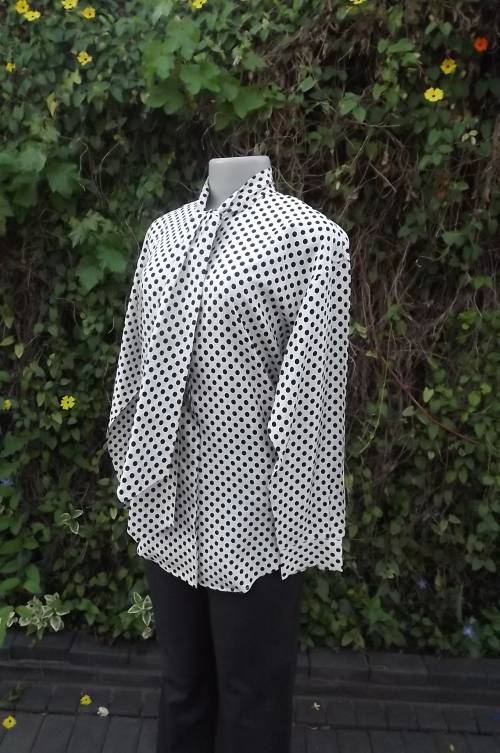 Stunning white and black polkadot long sleeve blouse by LAUTREAMONT in silky polyester.