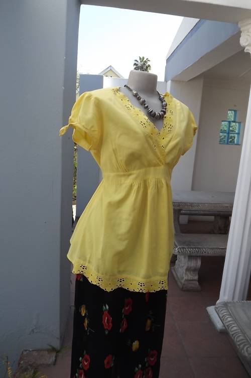Cheerfull yellow summer maternity top with capped sleeves.Size 36/12 by "DU DATE".Empire style