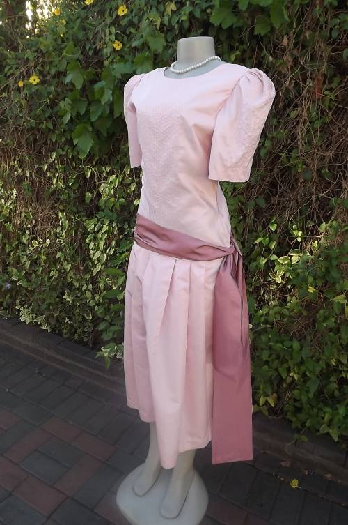 Vintage special occassion dress in light pink tafetta fabric.Size 32/8.Dropped waist.