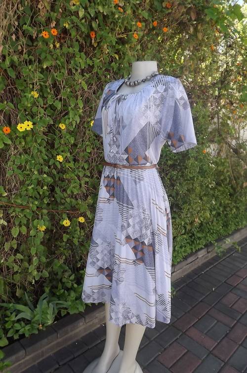 Charming vintage dress in grey colours with brick accent.Size 37/13.Geometric patterned.