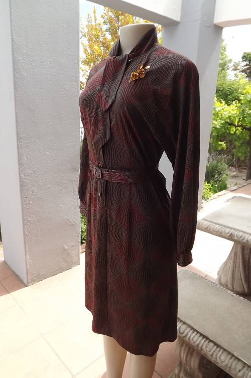 Elegant vintage dress by Q+F in brown and red graphic pattern.Size 34/10.In wash + wear polyester