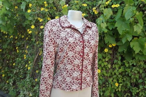 Magnificient cropped jacket in maroon with beige floral pattern by CERES high fashion.Size 35/11