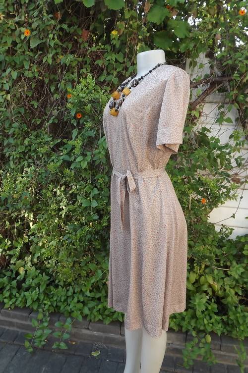 Light brown patterned vintage dress with V front.Size 38/14.Plain princess style dress