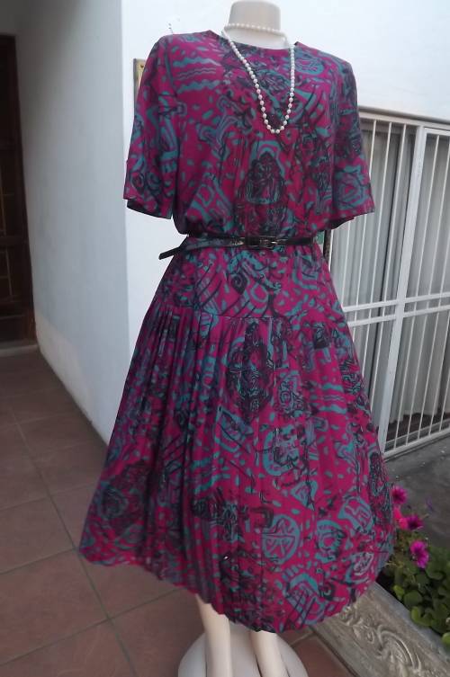 Dark pink vintage dress with black and turquoise geometric pattern.Size 46/22 in 100% polyester