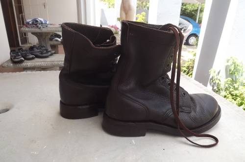 Pair of SADF brown genuine leather boots by BAGSHOW.Issued in 1992.Size 6 army size 240.As new