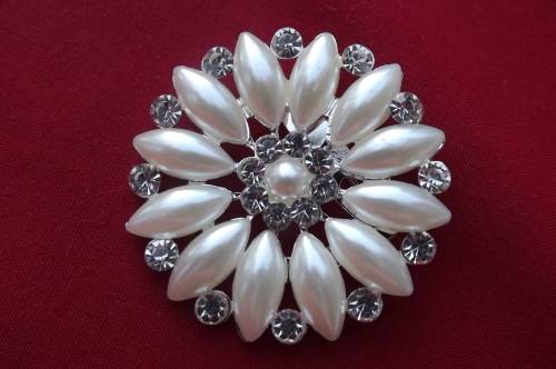 Fashion brooch in floral design.Faux pearls and simulated diamonds.Diameter 4.5cm.New item