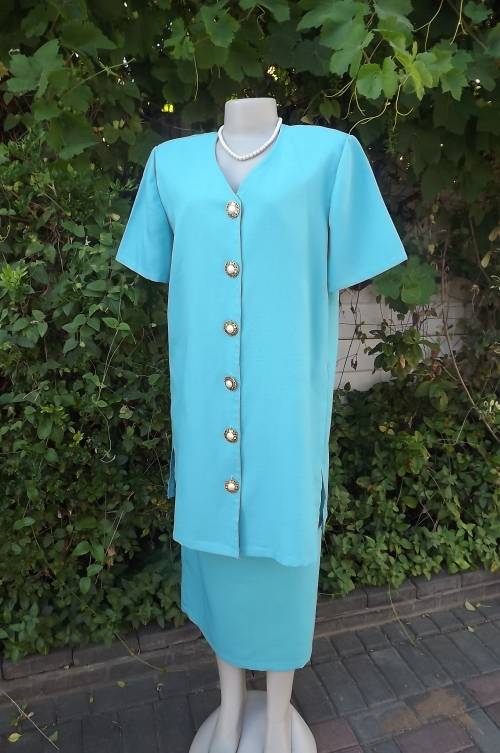 Elegant turquoise boutique made 2 piece suite.In  100% polyester.Size 40/16.As new