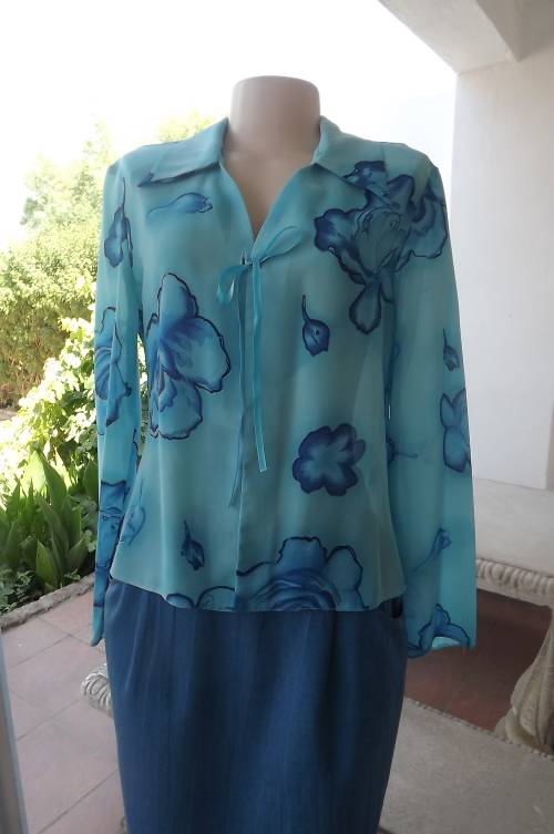 Beautiful blue short open top with darker blue floral pattern by SMILEY size 36/12.Good condition