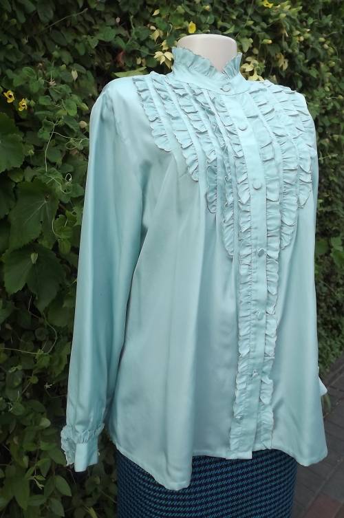 Feminine vintage seagreen blouse by LILY from the East.In 100% polyester.High neckline.