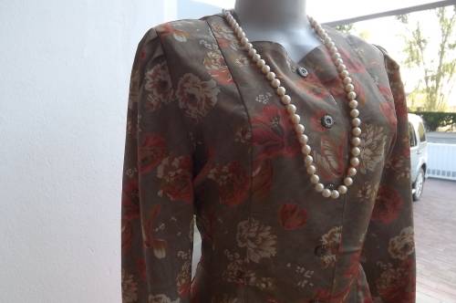 A dream top by ARTICLE in tasteful blended autumn colours. In peplum style.Size 37/13.