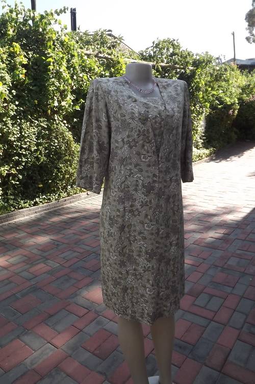 Beautiful vintage dress in tastefully printed mintgreen embossed polyester.Size 38/14.As new