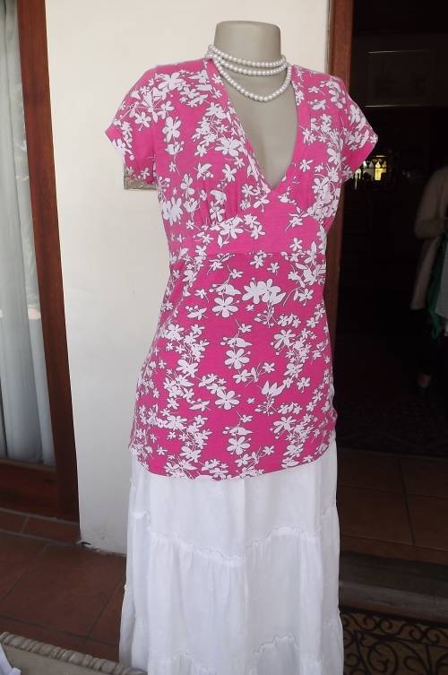 Carnation pink stretch viscose top with v neck.by CHEROKEE size 38/14.Capped sleeves.