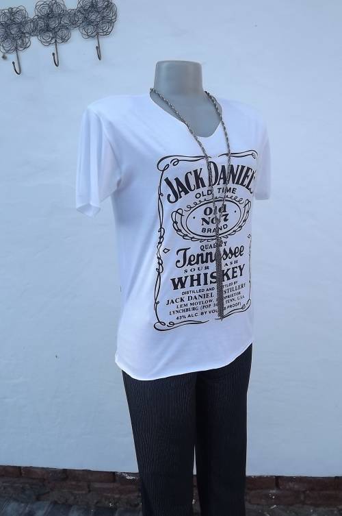 White JACK DANIELS v neck t shirt with short sleeves.Size 34/10.In polycotton.Made in Thailand