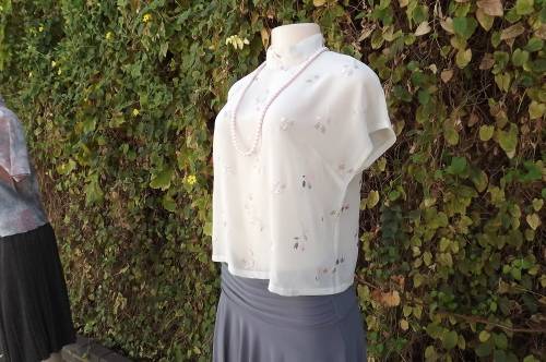 LIGHT AS A FEATHER fabulous sheer polyester cropped slip-over top in size 35/11 high banded collar