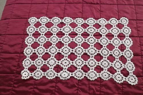 Amazing crochet tray cloth in white cotton yarn.Size 42 x 25cm.Very pretty.As new