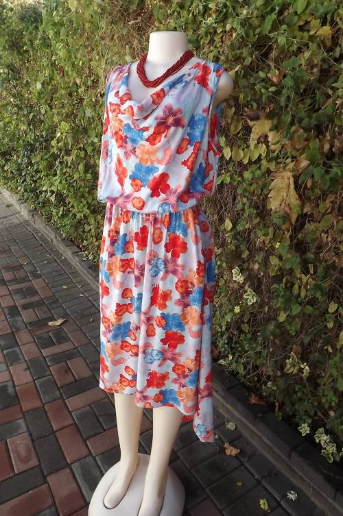 Cheerful floral summer dress in cool viscose.Blouson style top- elasticated.Size 40/16.