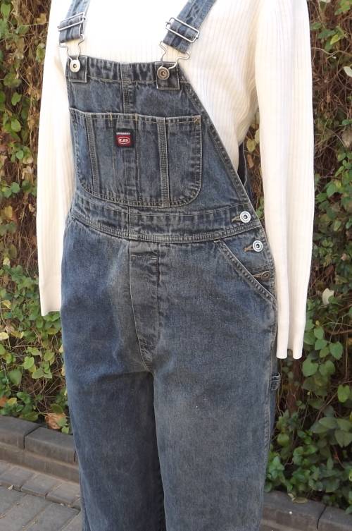 UNIONBAY denim long legged jumpsuit in size 32/8.In 100% cotton.Pocket on front bib.