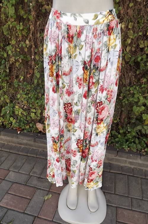 Cheerful floral skirt in creased viscose fabric by ALLIANCE size 42/18.Ankle length.