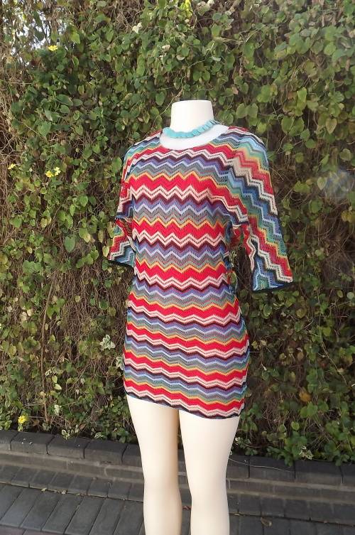 Ultra short colourful mini dress un zig zag horizontal lines.Size 31/7.Lined elbow length sleeves