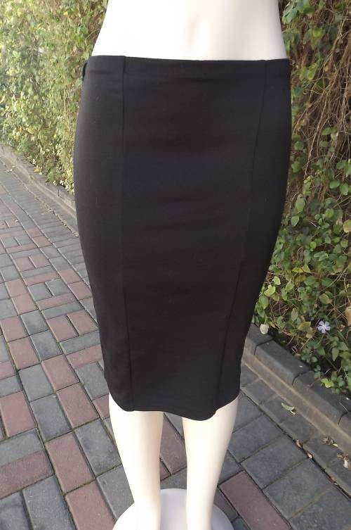 Black polyester stretch skirt by IMAGE size 34/10.Elasticated middle.Front in 3 panels.