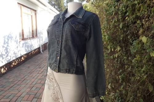 Stunning denim jean jacket by FORME.Size 32/8.Cropped style.In stretch polycotton