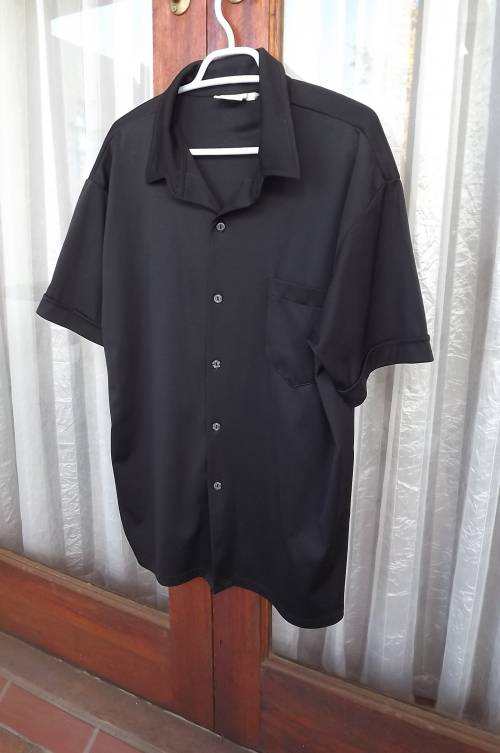 Black casual short sleeve stretch polyester shirt with 1 front pocket.By INCHARAGE.Size L.