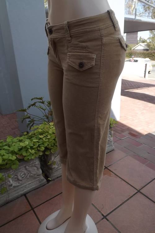 Rich cream colour stretch cotton corduroy cropped pants by LEGIT.Size 32/8.New condition