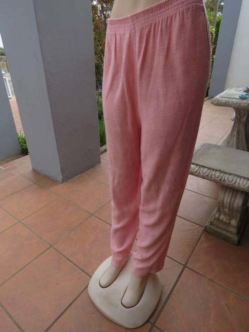 Beautiful peach colour linen pants by JACQUELINE in size 38/14.Tapered legs.Good condition