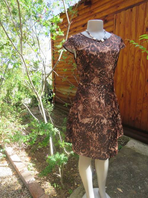 Pretty animal print dress by RT in W+W polyester.Size 34/10.Tiny capped sleeves.Good condition