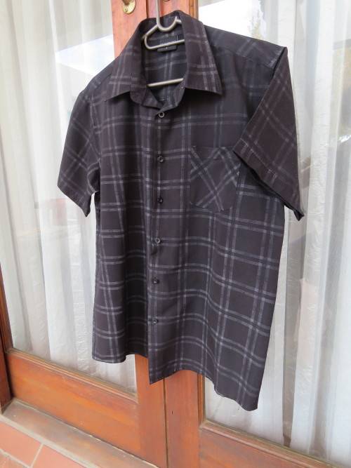 Black and white check men's short sleeve shirt in size Large by NO BOUNDARIES.As new
